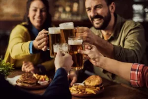 Bier-trinken-am-Tisch